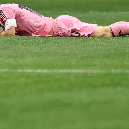Messi không thể vá được khoảng cách giữa hai thế giới