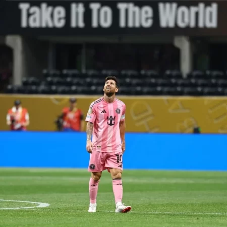 Dẫu là cái bóng, Messi vẫn là điểm nhìn