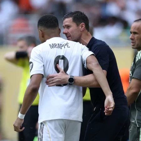 HLV Alonso gay gắt với Mbappe_1