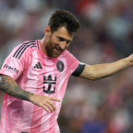 Messi lập kỷ lục ghi bàn