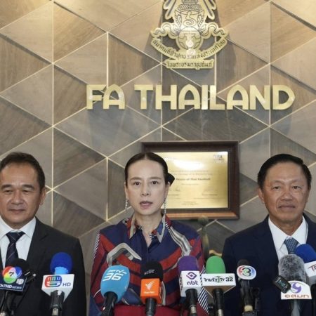 Madam Pang từ chối đơn từ chức của HLV tuyển nữ Thái Lan