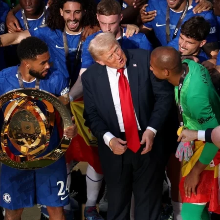 Khoảnh khắc ‘chiếm sóng’ gây tranh cãi của ông Donald Trump