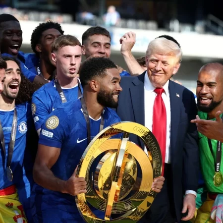 Dàn sao Chelsea ngơ ngác với ông Trump