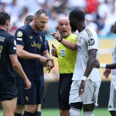 10 cầu thủ Juventus cùng xin rời sân khi đấu Real Madrid