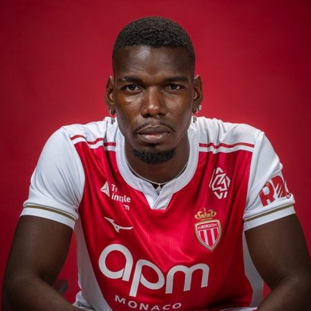 Pogba gây tranh cãi