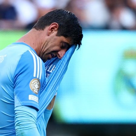 Courtois- ‘Real không nghe chỉ đạo của Alonso’