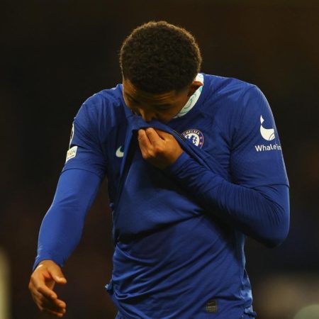 Chelsea và Aston Villa gặp nguy