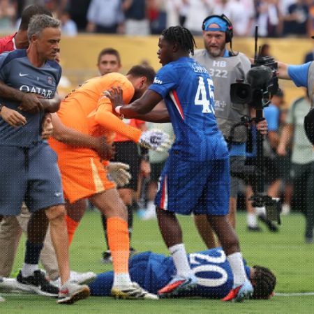 HLV Enrique nguy cơ bị phạt vì bóp cổ cầu thủ Chelsea