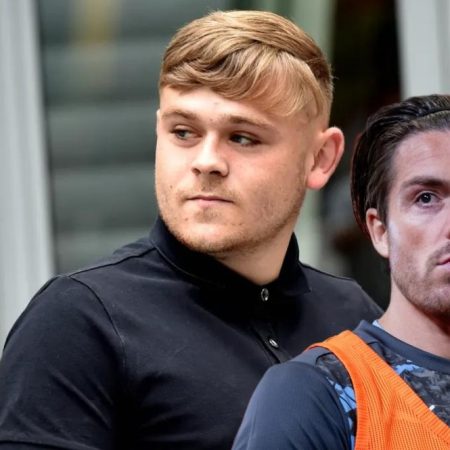 Fan MU tát Grealish lĩnh án cấm đến sân 3 năm