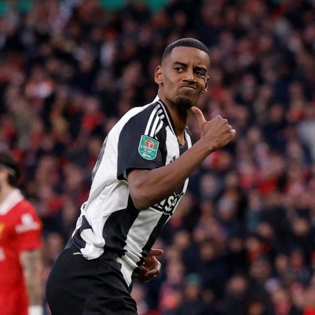 Isak bất mãn với Newcastle