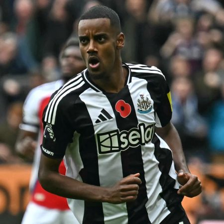 Hỏi mua Isak, Liverpool thách thức cả Premier League