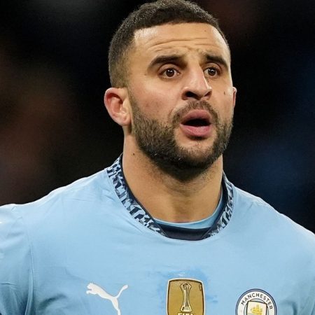 Man City bán đứt Walker