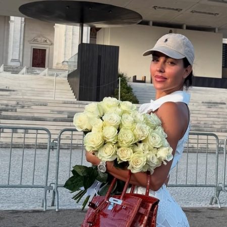 Bạn gái Ronaldo bị chỉ trích