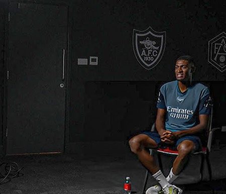 Arsenal để lộ tân binh do sự cố hy hữu
